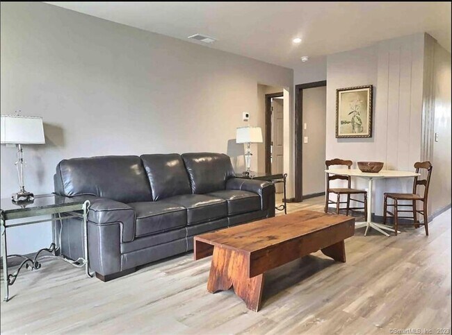 Foto del edificio - 302 Bantam Lake Rd