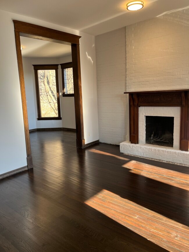 Living Room - 1326 W George St