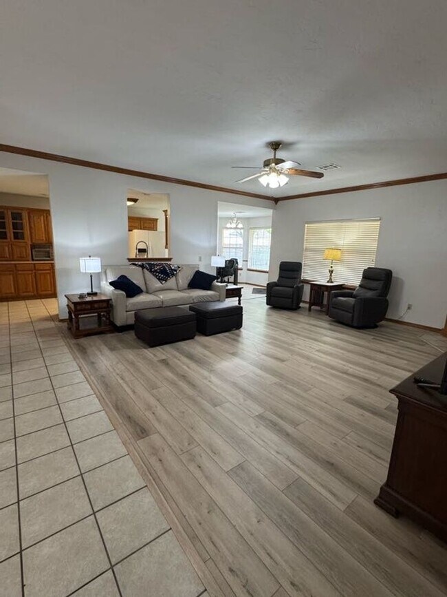 Foto del edificio - Fully Furnished, Short-Term Rental - (3) Bed/(2) Bath + Office! Pool Access!