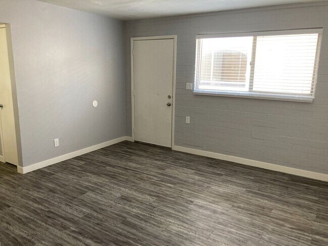 Building Photo - 1433 S Kenneth Plz