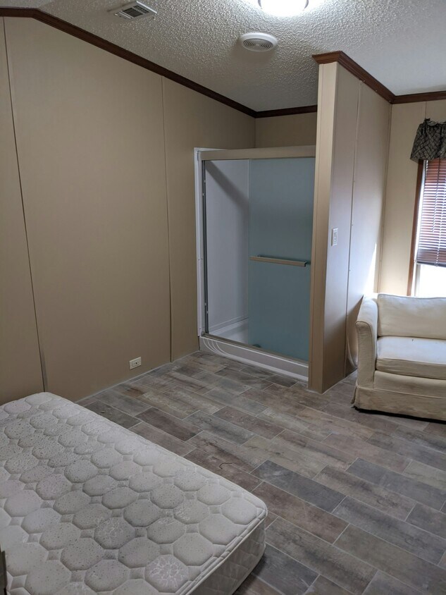 Foto del edificio - 327 Shanklin Road, Unit b