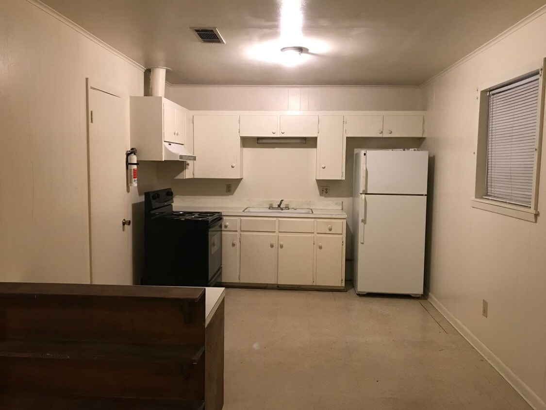 Building Photo - 911 - G College Drive - Pineville