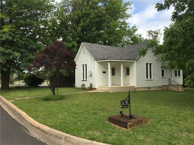 Building Photo - 706 W Johnson Ave