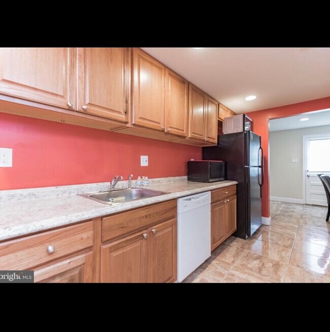 Building Photo - 10411 Floral Dr