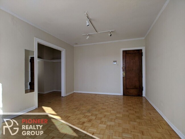 Foto del edificio - 739 W Belmont Ave