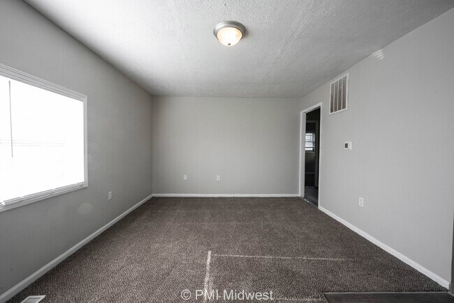 Building Photo - Charming 2-Bedroom Home with 725 Sq Ft in Indianapolis, IN - Must See!