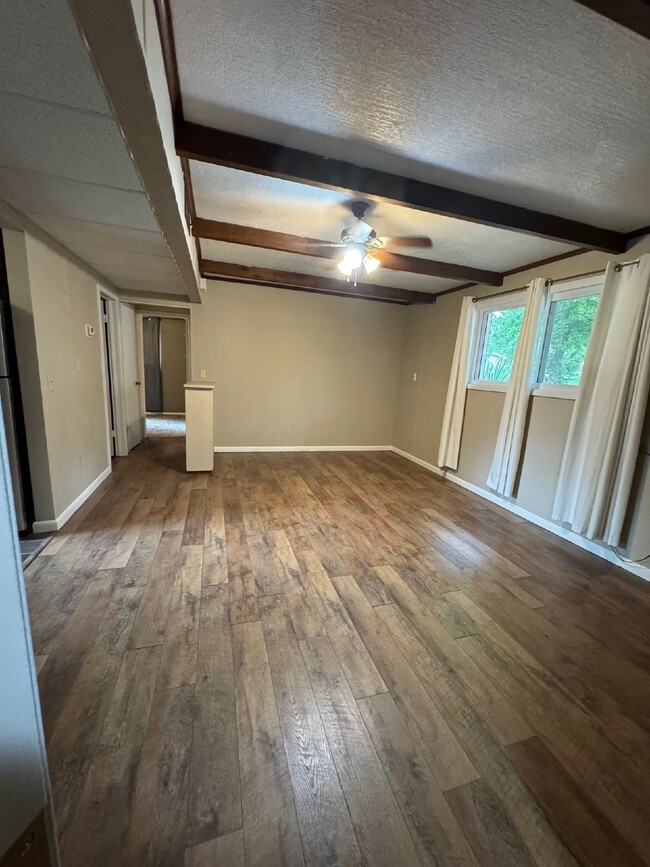 Building Photo - Downstairs 2 bedroom, 1 bathroom apartment...