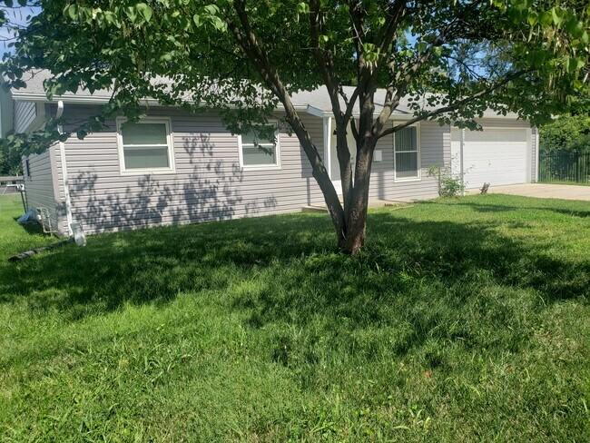 Building Photo - 2106 Elm St
