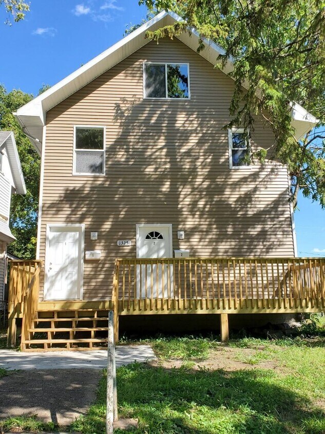 Foto principal - 22nd St Duplex - Near Drake University
