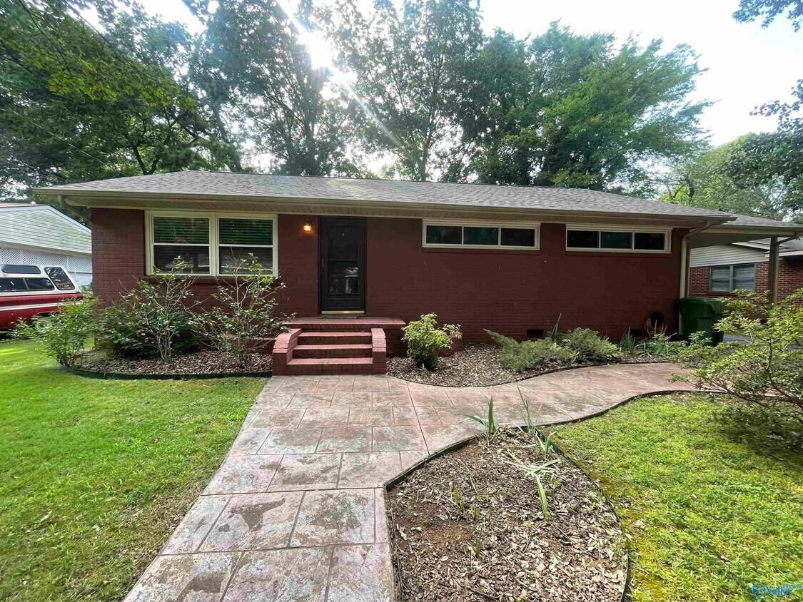 Primary Photo - 505 Greenacres Dr NW