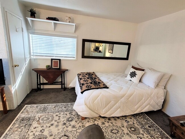 Building Photo - Walk & Bike Friendly! Great Economical Ren...