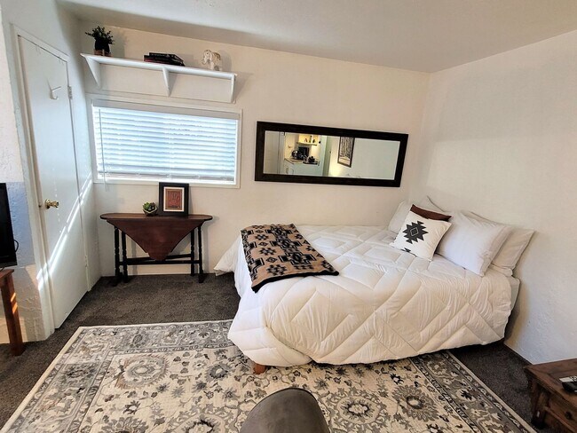 Foto del edificio - Walk & Bike Friendly! Great Economical Ren...