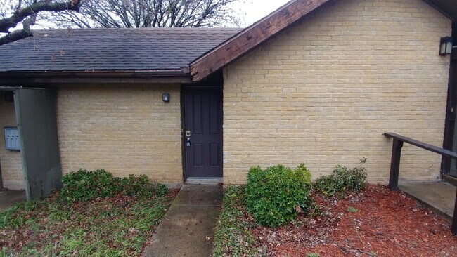 Foto del edificio - 4630 Country Creek Dr