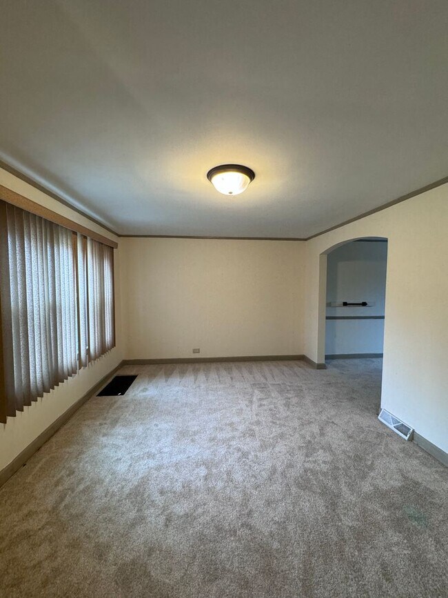 Building Photo - 2-bedroom, 2-bathroom townhouse located in...