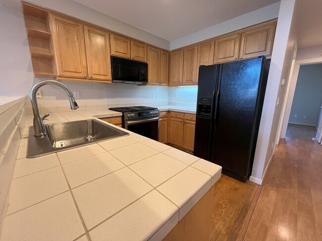 Building Photo - Bright & Airy 2-Bedroom Townhome with Vaul...