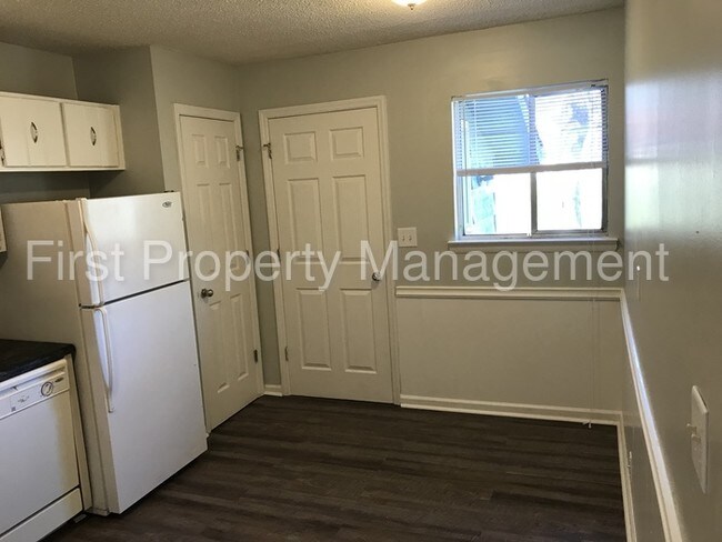 Building Photo - Beautiful Remodeled Duplex