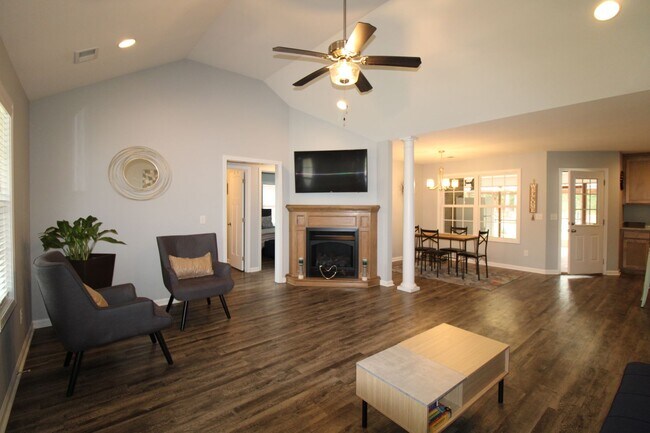 Building Photo - Entertainer's dream with a backyard paradi...