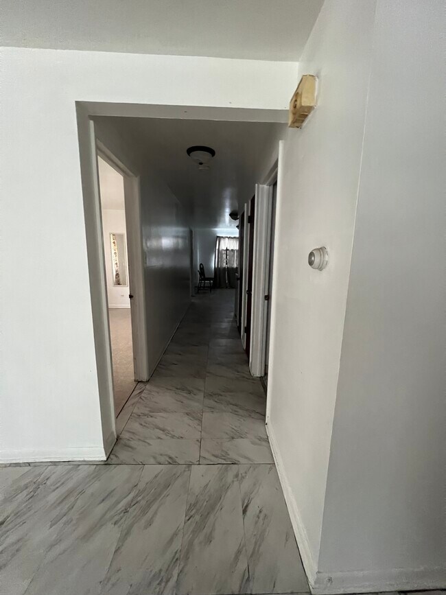 Foto del edificio - 9229 Sally Ln