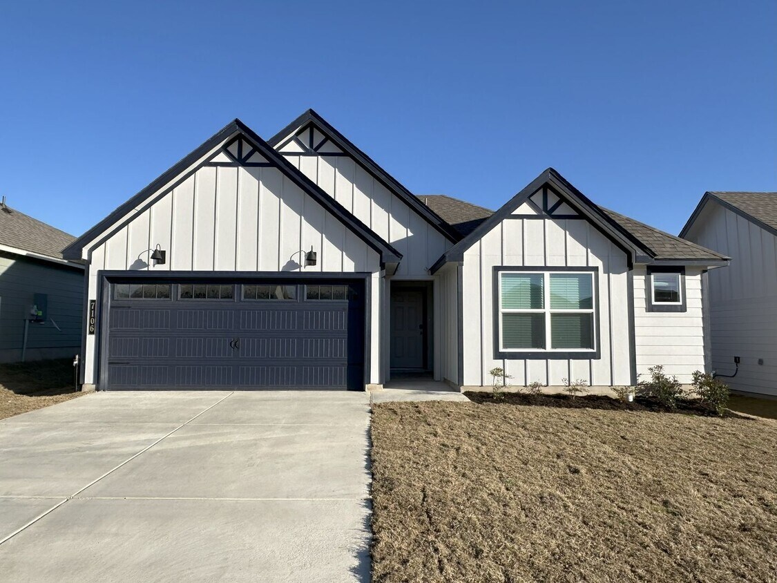 Foto principal - One Year Young 3 Br/2 Ba Home in the Clear...