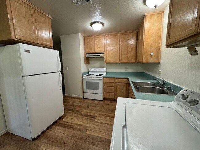 Building Photo - 1 Bedroom, 1 Bath condominium