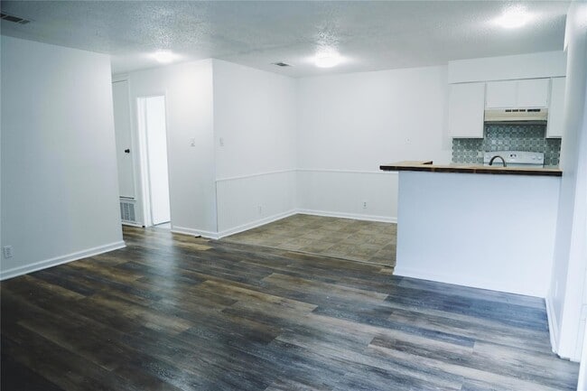 Building Photo - 9906 Hundred Oaks Cir