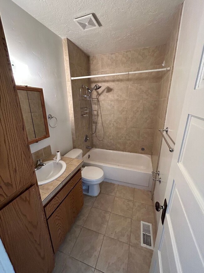 Building Photo - 2 bedroom 1 bath super cute cottage / Less than a mile from Northwest Nazarene, great location!