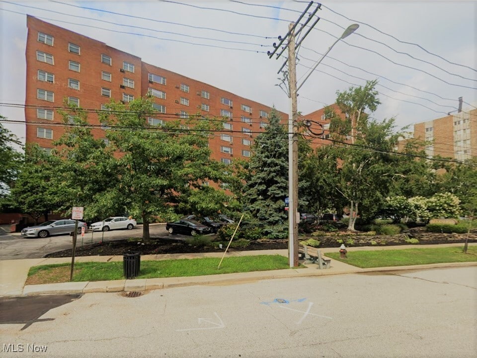 11820 Edgewater Dr Lakewood, OH 44107 – photo 1