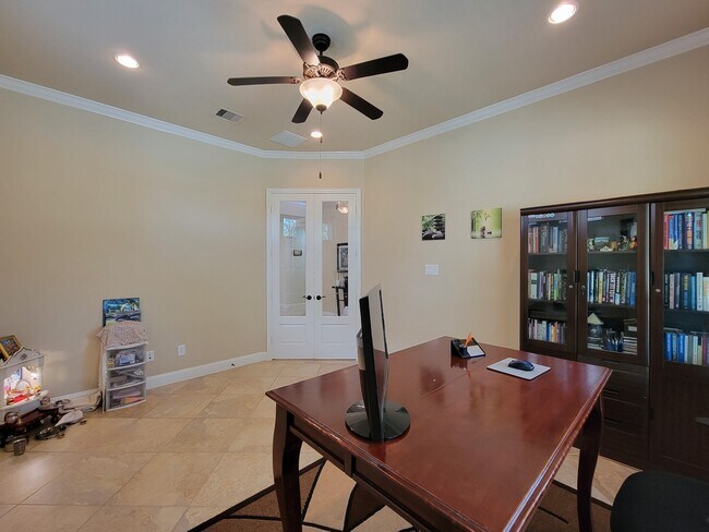 Foto del edificio - 715 Charleston Heights Ln