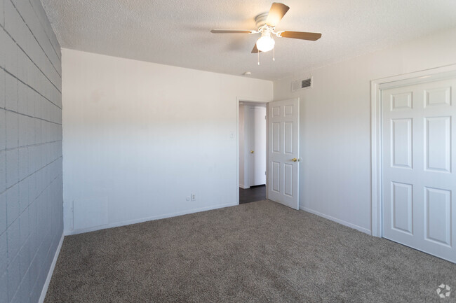 2BR, 1BA - 692 SF - Carousel Plaza Apartments