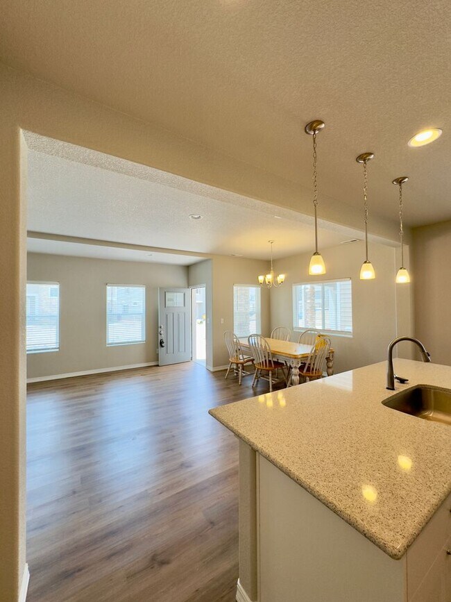 Building Photo - 3 Bedroom 2.5 bath 2 car garage with centr...