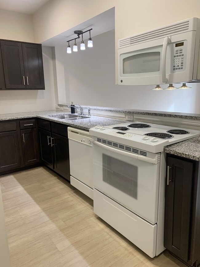 Building Photo - Updated Crescent Hills Condo 2 bed/2 bath - Renaissance Lofts