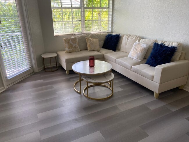 Foto del edificio - 3138 Laurel Ridge Cir