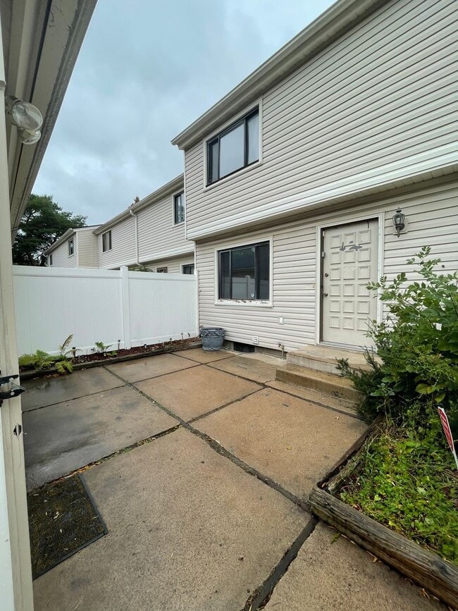 Building Photo - Spacious 3 BR / 2 BA Townhouse w/ Walkout ...
