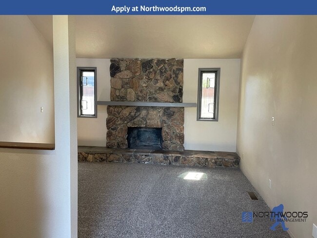 Building Photo - Charming 3 Bedroom 2 Bath Home in Very Nic...
