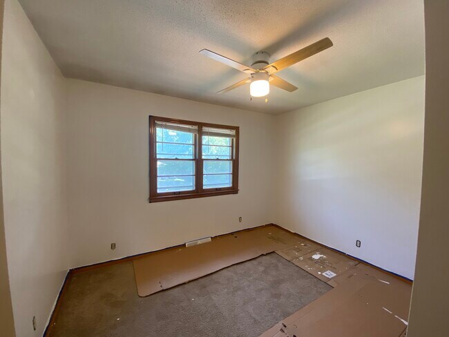 Building Photo - 206 NE Forest Ave