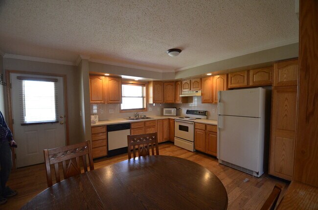 Foto del edificio - On Bus Route! 2bed/2.5 Bath, Sunny Town House! Fresh paint!
