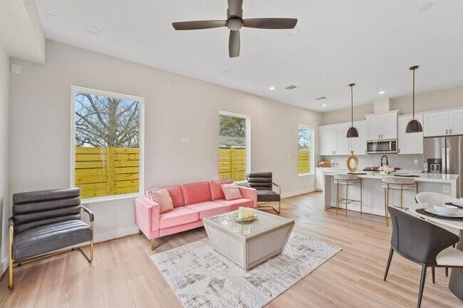 Building Photo - 835E Dorchester St