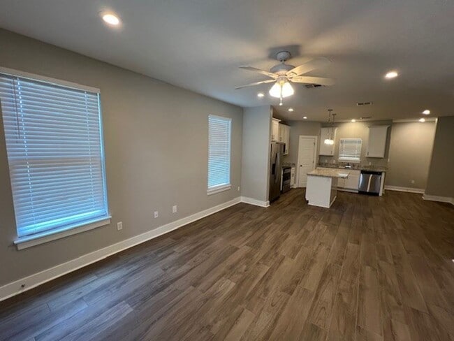 Building Photo - 3B/2.5B Townhome Available in Lake Charles