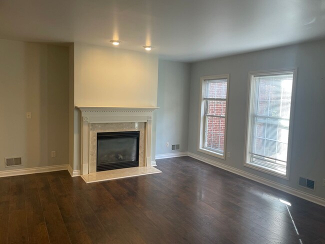 Foto del edificio - 2 bedrooms and 2.5 baths Condo, garage