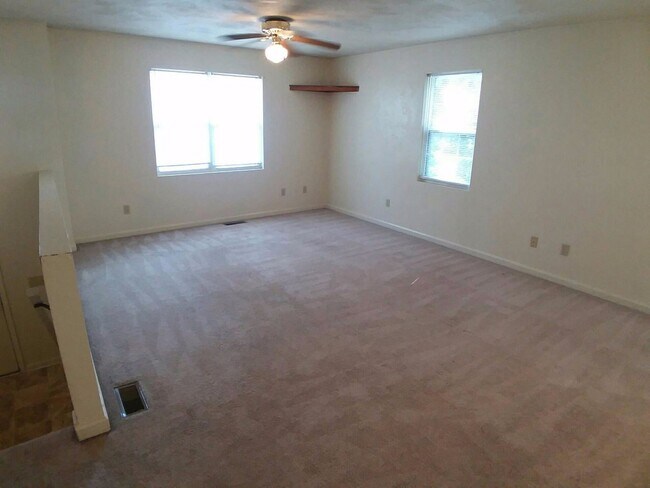 Building Photo - Radford, 4 BR / 2 BA, Available in July