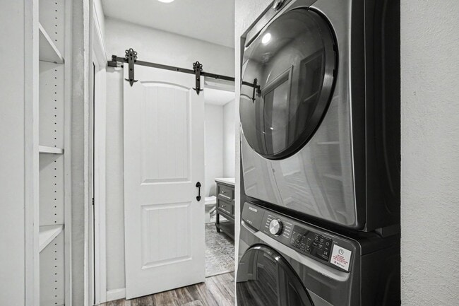Foto del edificio - Updated House Available in Westwood-4 bedroom 2 bathroom!