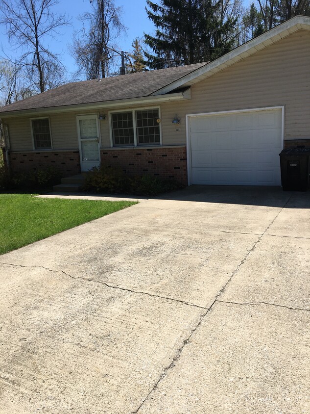 exterior of duplex - 4433 Greenwood Dr
