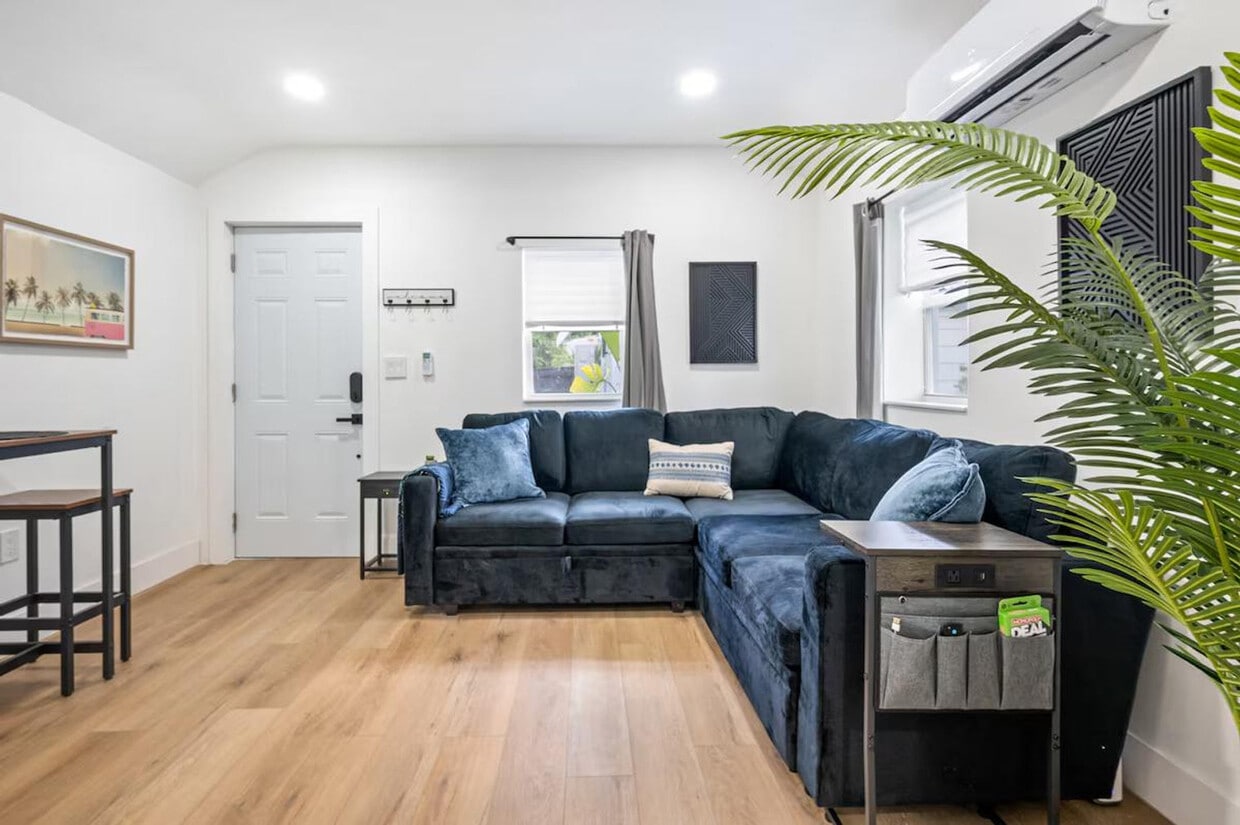 Foto principal - 328 NE 57th St