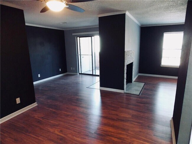 Foto del edificio - 4748 Old Bent Tree Ln