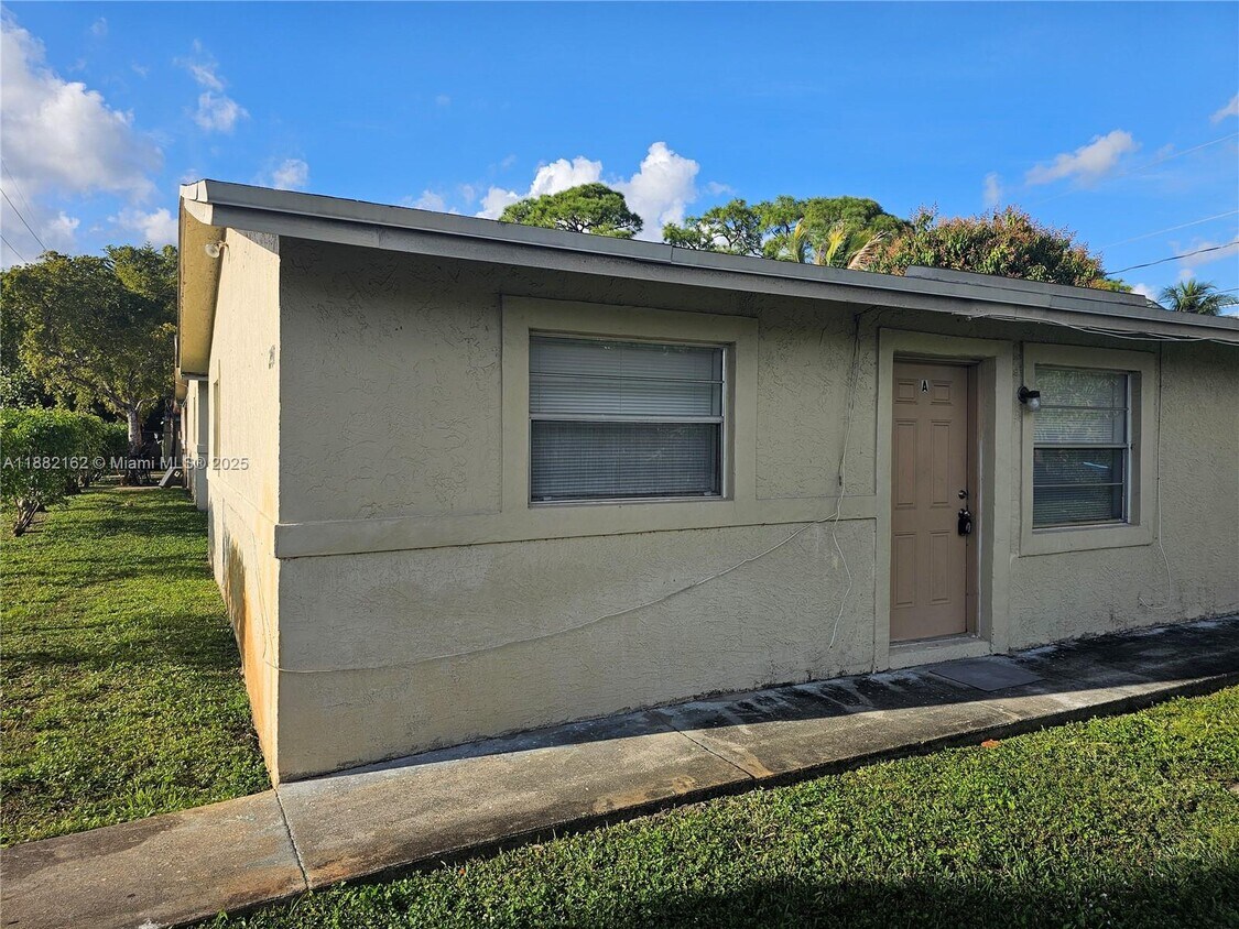 Foto principal - 2441 NW 8th Pl
