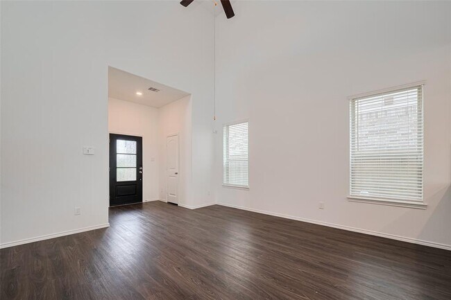 Building Photo - 18414 Hilltop Climb Dr