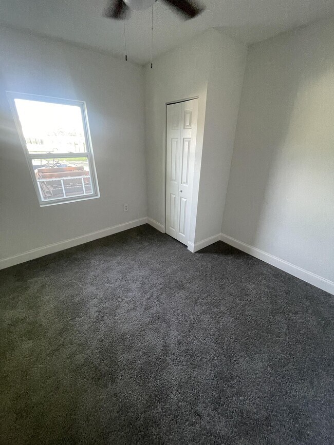 Foto del edificio - 1282 W 27th St