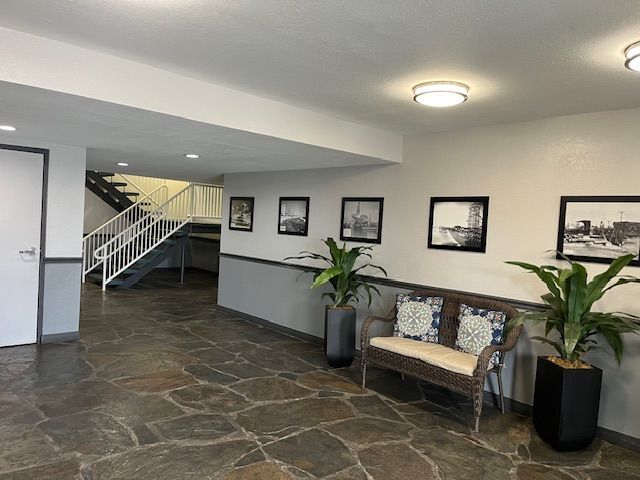 Foto del edificio - 1355 Loma Ave