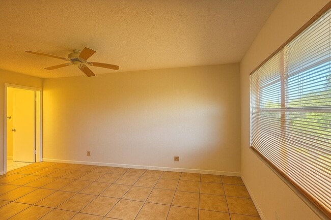 Building Photo - 120 Sparrow Dr