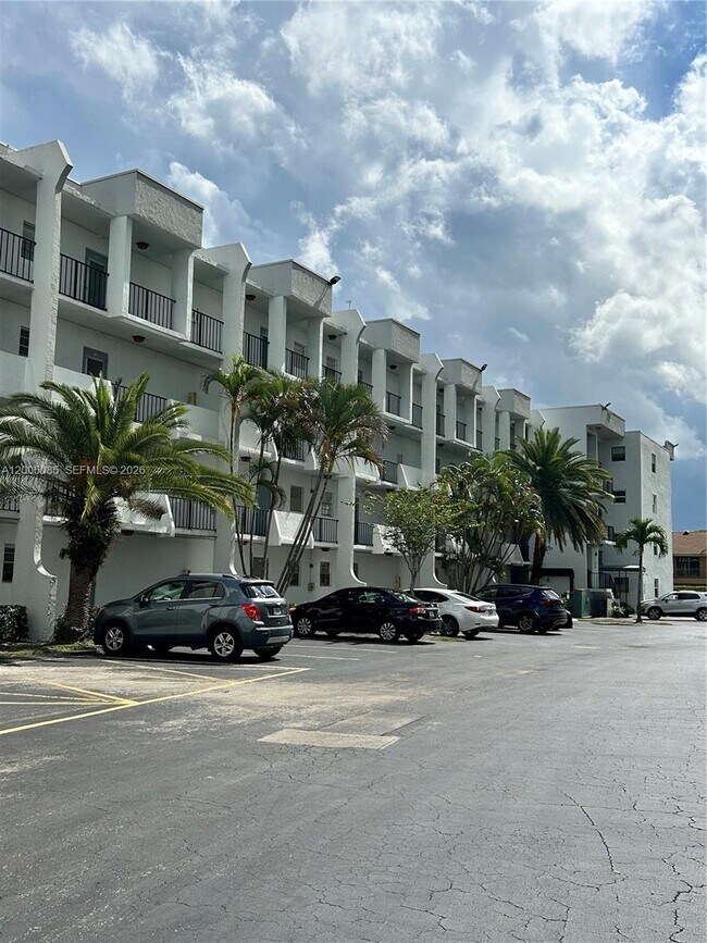 Foto del edificio - 3000 Sunrise Lakes Dr W